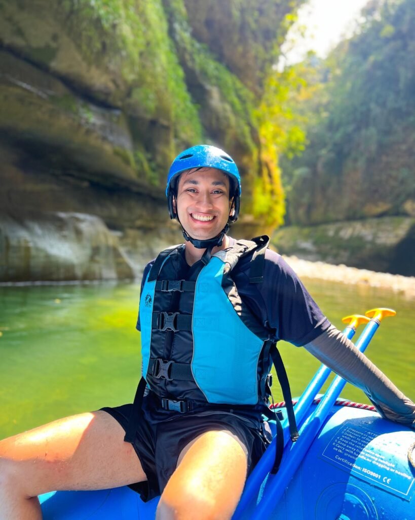 Persona haciendo rafting en el Cañón del Güejar