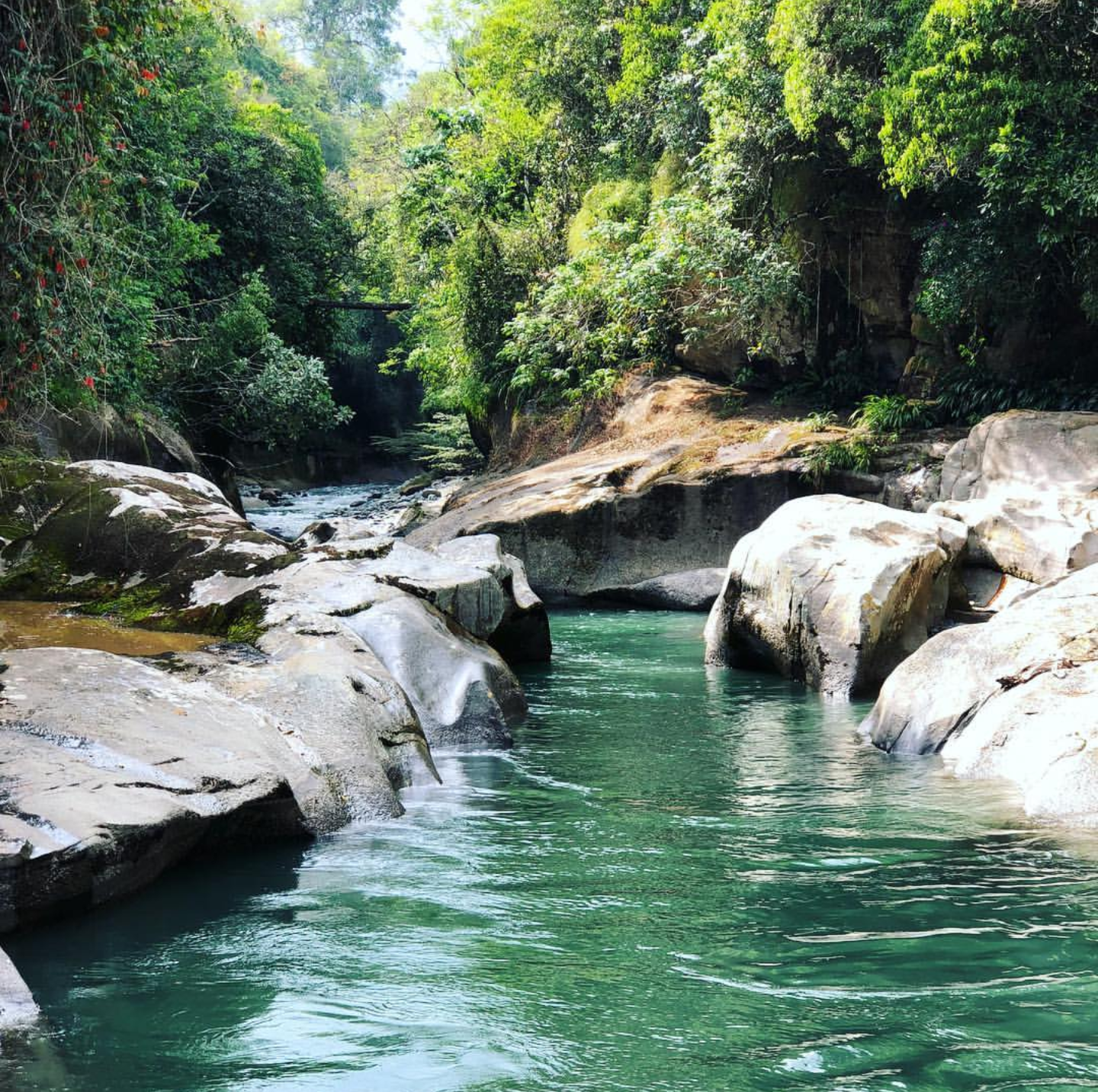 Aguas verde esmeralda del río Güejar