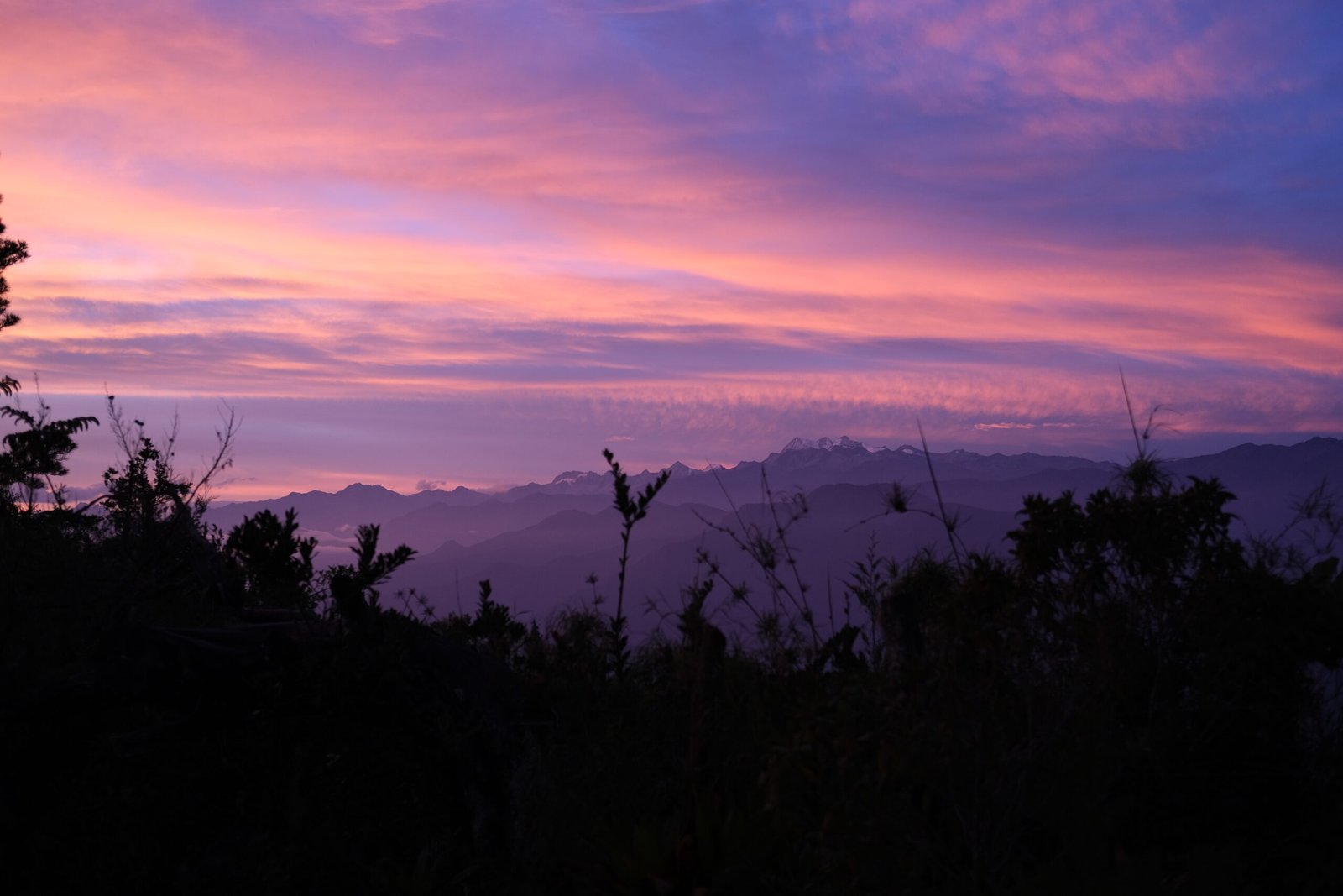 Amanecer en la Sierra Nevada de Santa Marta, con los picos Colón y Bolívar al fondo